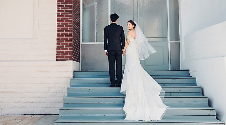 포토 JPG 주간 전신 커플 여자 남자 신부 웨딩드레스 신랑 결혼 신혼부부 사랑 서기 웃음 정장 턱시도 20대 성인 야외 두명 뒷모습 한국인 뒤돌아보기 성인만 국내포토 자연요소 부부 드레스 옷 감정 뷰포인트 관계 모션 표정 사람 동양인 이벤트 청년 신혼 파일형식