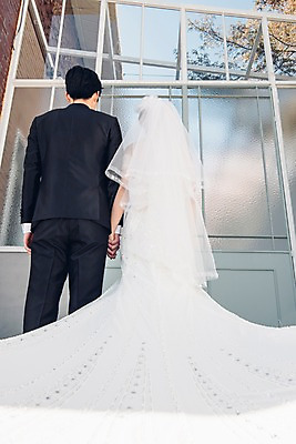 포토 JPG 주간 커플 여자 남자 신부 로우앵글 웨딩드레스 신랑 결혼 신혼부부 사랑 서기 정장 턱시도 상반신 20대 성인 야외 두명 뒷모습 손잡기 한국인 성인만 국내포토 자연요소 부부 드레스 옷 감정 뷰포인트 관계 모션 사람 동양인 이벤트 청년 신혼 파일형식