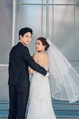 포토 JPG 주간 커플 여자 남자 신부 웨딩드레스 신랑 결혼 신혼부부 안기 면사포 사랑 서기 웃음 정장 턱시도 상반신 20대 성인 야외 두명 뒷모습 한국인 뒤돌아보기 성인만 국내포토 자연요소 부부 드레스 옷 감정 뷰포인트 관계 모션 표정 사람 동양인 이벤트 청년 신혼 결혼소품 파일형식