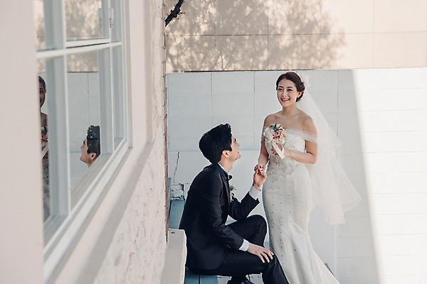 포토 JPG 주간 커플 응시 여자 남자 신부 부케 웨딩드레스 신랑 결혼 신혼부부 사랑 웃음 들기 앉기 정장 턱시도 상반신 20대 성인 야외 두명 앞모습 옆모습 한국인 성인만 국내포토 자연요소 부부 시선 드레스 옷 감정 뷰포인트 꽃다발 관계 모션 표정 사람 동양인 이벤트 청년 신혼 파일형식