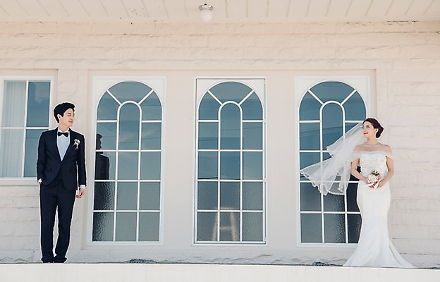 포토 JPG 주간 전신 커플 응시 여자 남자 신부 부케 웨딩드레스 신랑 결혼 신혼부부 사랑 서기 웃음 들기 정장 턱시도 20대 성인 야외 두명 앞모습 한국인 성인만 국내포토 자연요소 부부 시선 드레스 옷 감정 뷰포인트 꽃다발 관계 모션 표정 사람 동양인 이벤트 청년 신혼 파일형식