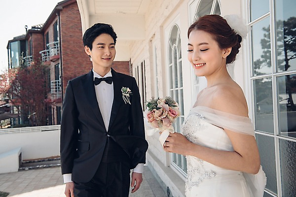 포토 JPG 주간 커플 응시 여자 남자 신부 부케 웨딩드레스 신랑 결혼 신혼부부 사랑 서기 웃음 들기 정장 턱시도 상반신 20대 성인 야외 두명 앞모습 옆모습 한국인 성인만 국내포토 자연요소 부부 시선 드레스 옷 감정 뷰포인트 꽃다발 관계 모션 표정 사람 동양인 이벤트 청년 신혼 파일형식