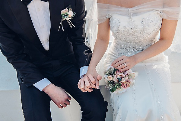 포토 JPG 주간 커플 여자 남자 신부 부케 웨딩드레스 신랑 결혼 신혼부부 사랑 들기 앉기 정장 턱시도 상반신 20대 성인 야외 두명 앞모습 손잡기 한국인 성인만 국내포토 자연요소 부부 드레스 옷 감정 뷰포인트 꽃다발 관계 모션 사람 동양인 이벤트 청년 신혼 파일형식