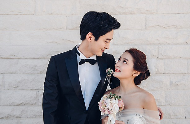 포토 JPG 주간 커플 응시 여자 남자 신부 부케 웨딩드레스 신랑 결혼 신혼부부 사랑 서기 웃음 들기 앉기 정장 턱시도 상반신 20대 성인 야외 두명 앞모습 마주보기 한국인 성인만 어깨에손 국내포토 자연요소 부부 시선 드레스 옷 감정 뷰포인트 꽃다발 관계 모션 표정 사람 동양인 이벤트 청년 신혼 파일형식