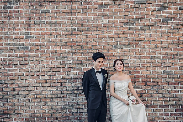 포토 JPG 주간 커플 응시 여자 남자 신부 부케 웨딩드레스 신랑 결혼 신혼부부 사랑 웃음 들기 앉기 정장 턱시도 상반신 20대 성인 야외 두명 앞모습 담장 한국인 성인만 국내포토 자연요소 부부 시선 드레스 옷 감정 뷰포인트 꽃다발 관계 모션 표정 사람 동양인 이벤트 청년 신혼 파일형식