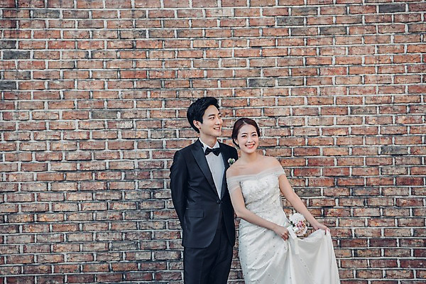 포토 JPG 주간 커플 응시 여자 남자 신부 부케 웨딩드레스 신랑 결혼 신혼부부 사랑 웃음 들기 앉기 정장 턱시도 상반신 20대 성인 야외 두명 앞모습 담장 한국인 성인만 국내포토 자연요소 부부 시선 드레스 옷 감정 뷰포인트 꽃다발 관계 모션 표정 사람 동양인 이벤트 청년 신혼 파일형식