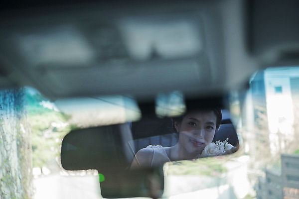 포토 JPG 주간 여자 신부 웨딩드레스 결혼 한명 웃음 앉기 상반신 20대 성인 야외 앞모습 아웃포커스 한국인 웨딩카 차안 백미러 성인여자한명만 국내포토 자연요소 1 드레스 뷰포인트 모션 자동차 촬영기법 표정 사람 동양인 이벤트 청년 여자한명만 성인여자만 파일형식