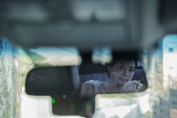 포토 JPG 주간 여자 신부 웨딩드레스 결혼 한명 웃음 앉기 상반신 20대 성인 야외 앞모습 아웃포커스 한국인 웨딩카 차안 백미러 성인여자한명만 국내포토 자연요소 1 드레스 뷰포인트 모션 자동차 촬영기법 표정 사람 동양인 이벤트 청년 여자한명만 성인여자만 파일형식