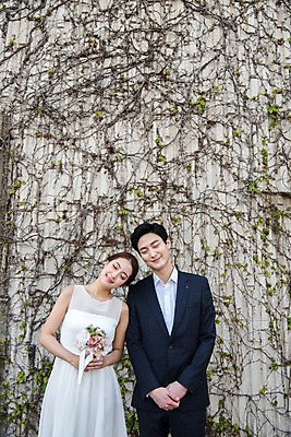 포토 JPG 주간 커플 여자 남자 신부 부케 웨딩드레스 신랑 결혼 신혼부부 사랑 서기 웃음 들기 정장 턱시도 상반신 20대 성인 야외 두명 앞모습 담장 눈감음 한국인 성인만 국내포토 자연요소 부부 드레스 옷 감정 뷰포인트 꽃다발 관계 모션 표정 사람 동양인 이벤트 청년 신혼 파일형식