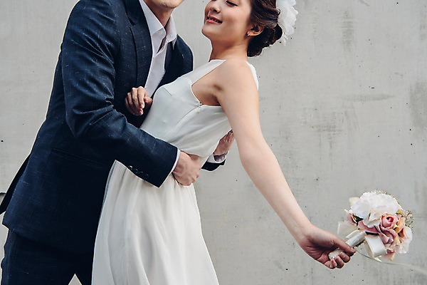 포토 JPG 주간 커플 여자 남자 신부 부케 웨딩드레스 신랑 결혼 신혼부부 안기 사랑 서기 들기 정장 턱시도 상반신 20대 성인 야외 두명 옆모습 담장 눈감음 한국인 성인만 국내포토 자연요소 부부 드레스 옷 감정 뷰포인트 꽃다발 관계 모션 사람 동양인 이벤트 청년 신혼 파일형식