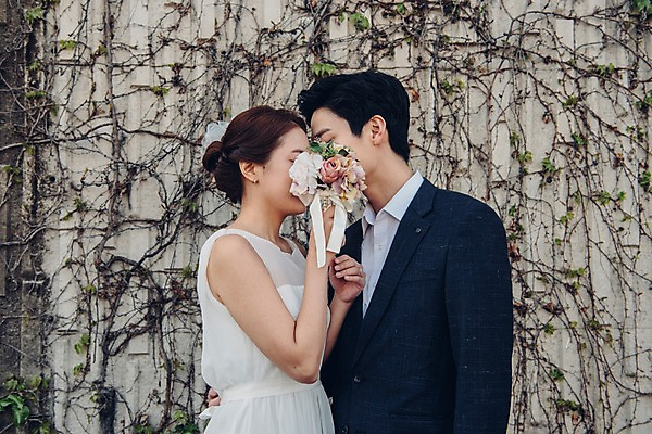 포토 JPG 주간 커플 여자 남자 신부 부케 웨딩드레스 신랑 결혼 신혼부부 사랑 서기 웃음 들기 정장 턱시도 상반신 20대 성인 야외 두명 옆모습 담장 한국인 얼굴가리기 성인만 국내포토 자연요소 부부 드레스 옷 감정 뷰포인트 꽃다발 관계 모션 표정 사람 동양인 이벤트 청년 가림 신혼 파일형식