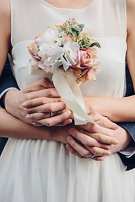 포토 JPG 주간 커플 여자 남자 신부 부케 웨딩드레스 신랑 결혼 신혼부부 안기 사랑 서기 들기 상반신 20대 성인 야외 두명 앞모습 한국인 백허그 성인만 국내포토 자연요소 부부 드레스 감정 뷰포인트 꽃다발 관계 모션 포옹 사람 동양인 이벤트 청년 신혼 파일형식