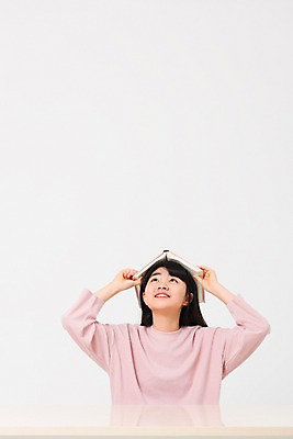 포토 JPG 스튜디오촬영 응시 여학생 여자 교육 중학생 청소년 실내 한명 웃음 들기 앉기 상반신 앞모습 10대 책 캐주얼 십대라이프스타일 한국인 올려보기 여중생 올리기 십대여자한명만 국내포토 1 학생 라이프스타일 시선 옷 뷰포인트 모션 표정 사람 동양인 내부 여자한명만 십대여자만 파일형식