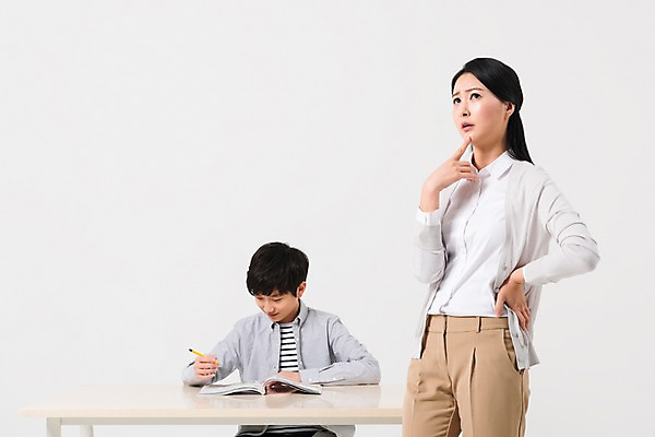 포토 JPG 스튜디오촬영 학생 응시 여학생 여자 교육 남자 남학생 중학생 청소년 실내 서기 웃음 앉기 상반신 성인 두명 앞모습 10대 책 캐주얼 30대 십대라이프스타일 한국인 책상 여중생 남중생 국내포토 라이프스타일 시선 옷 뷰포인트 가구 모션 표정 사람 동양인 내부 장년 파일형식