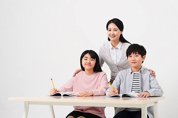 포토 JPG 스튜디오촬영 학생 여학생 여자 교육 남자 남학생 중학생 청소년 실내 서기 웃음 앉기 상반신 성인 앞모습 10대 캐주얼 세명 30대 십대라이프스타일 교사 한국인 책상 여중생 어깨에손 남중생 국내포토 직업 라이프스타일 옷 뷰포인트 가구 모션 표정 사람 동양인 내부 장년 파일형식