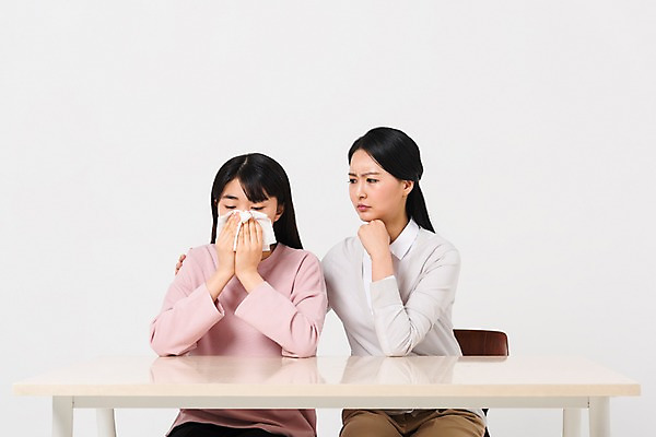 포토 JPG 스튜디오촬영 학생 응시 여자 교육 중학생 청소년 실내 앉기 상반신 성인 두명 앞모습 10대 캐주얼 30대 십대라이프스타일 고통 한국인 화장지 책상 고민 여중생 여자만 국내포토 라이프스타일 시선 옷 감정 뷰포인트 가구 모션 사람 동양인 내부 장년 파일형식