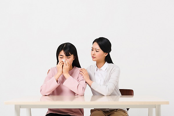포토 JPG 스튜디오촬영 학생 응시 여자 교육 중학생 청소년 실내 들기 앉기 상반신 성인 두명 앞모습 10대 캐주얼 30대 십대라이프스타일 한국인 찡그림 화장지 책상 고민 여중생 여자만 어깨에손 국내포토 라이프스타일 시선 옷 감정 뷰포인트 가구 모션 표정 사람 동양인 내부 장년 파일형식