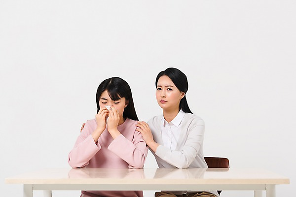 포토 JPG 스튜디오촬영 학생 응시 여자 교육 중학생 청소년 실내 들기 앉기 상반신 성인 두명 앞모습 10대 캐주얼 30대 십대라이프스타일 고통 한국인 찡그림 화장지 책상 고민 여중생 여자만 어깨에손 국내포토 라이프스타일 시선 옷 감정 뷰포인트 가구 모션 표정 사람 동양인 내부 장년 파일형식