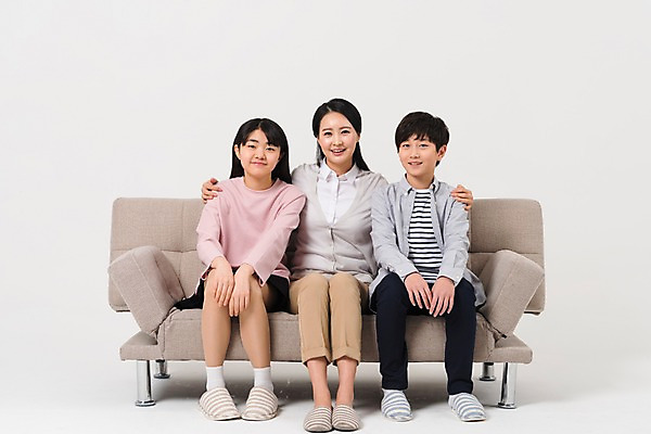 포토 JPG 스튜디오촬영 전신 학생 여학생 여자 남자 남학생 중학생 청소년 실내 웃음 앉기 성인 앞모습 10대 캐주얼 세명 30대 소파 십대라이프스타일 한국인 여중생 어깨에손 남중생 국내포토 라이프스타일 옷 뷰포인트 의자 모션 표정 사람 동양인 내부 장년 파일형식