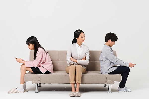 포토 JPG 스튜디오촬영 전신 학생 응시 여학생 여자 남자 남학생 중학생 청소년 실내 들기 앉기 성인 앞모습 옆모습 10대 캐주얼 세명 30대 스마트폰 소파 팔짱 십대라이프스타일 한국인 꾸지람 여중생 남중생 국내포토 라이프스타일 시선 옷 뷰포인트 의자 모션 사람 동양인 내부 장년 핸드폰 스마트기기 체벌 파일형식