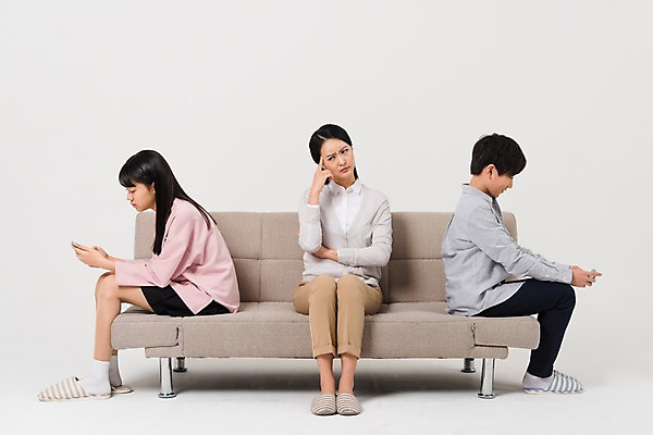 포토 JPG 스튜디오촬영 전신 학생 응시 여학생 여자 남자 남학생 중학생 청소년 실내 들기 앉기 성인 앞모습 옆모습 10대 캐주얼 세명 30대 스마트폰 소파 십대라이프스타일 한국인 분노 찡그림 꾸지람 여중생 남중생 국내포토 라이프스타일 시선 옷 감정 뷰포인트 의자 모션 표정 사람 동양인 내부 장년 핸드폰 스마트기기 체벌 파일형식