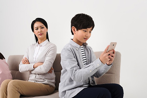 포토 JPG 스튜디오촬영 학생 응시 여학생 여자 남자 남학생 중학생 청소년 실내 웃음 들기 앉기 상반신 성인 옆모습 10대 캐주얼 세명 30대 스마트폰 소파 팔짱 십대라이프스타일 한국인 찡그림 꾸지람 여중생 남중생 국내포토 라이프스타일 시선 옷 뷰포인트 의자 모션 표정 사람 동양인 내부 장년 핸드폰 스마트기기 체벌 파일형식