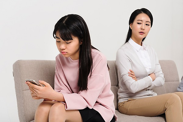 포토 JPG 스튜디오촬영 학생 응시 여자 중학생 청소년 실내 들기 앉기 상반신 성인 두명 앞모습 옆모습 10대 캐주얼 30대 스마트폰 소파 팔짱 십대라이프스타일 한국인 꾸지람 여중생 여자만 국내포토 라이프스타일 시선 옷 뷰포인트 의자 모션 사람 동양인 내부 장년 핸드폰 스마트기기 체벌 파일형식 가구 인종 생활 전자제품 생활용품 오브젝트