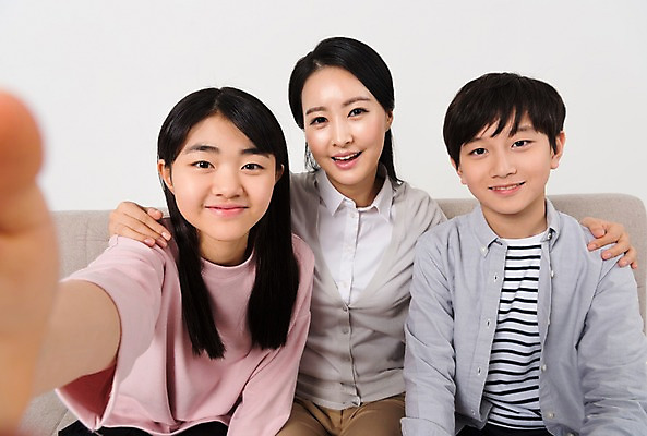 포토 JPG 스튜디오촬영 학생 여학생 여자 남자 남학생 중학생 청소년 실내 웃음 앉기 상반신 성인 앞모습 아웃포커스 10대 캐주얼 세명 30대 소파 십대라이프스타일 한국인 여중생 어깨에손 남중생 국내포토 라이프스타일 옷 뷰포인트 의자 모션 촬영기법 표정 사람 동양인 내부 장년 파일형식