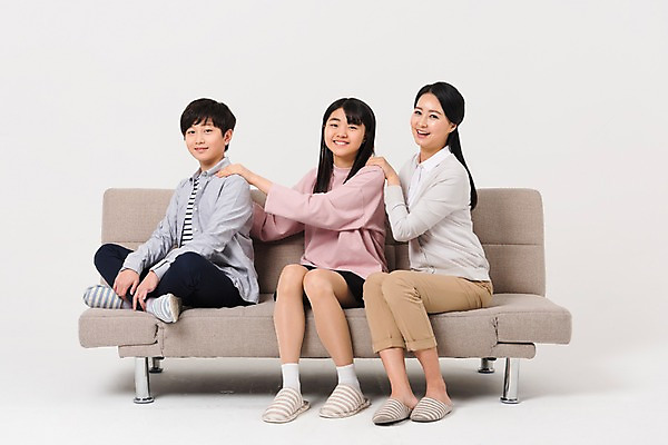 포토 JPG 스튜디오촬영 전신 학생 여학생 여자 남자 남학생 중학생 청소년 실내 웃음 앉기 성인 앞모습 10대 캐주얼 세명 30대 소파 십대라이프스타일 한국인 여중생 어깨주무르기 남중생 국내포토 라이프스타일 옷 뷰포인트 의자 모션 표정 사람 동양인 내부 장년 주무르기 파일형식