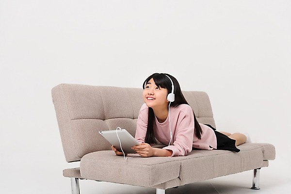 포토 JPG 스튜디오촬영 전신 응시 여학생 여자 엎드리기 중학생 청소년 실내 한명 웃음 앞모습 10대 캐주얼 소파 태블릿 십대라이프스타일 헤드폰 음악감상 한국인 여중생 십대여자한명만 국내포토 1 학생 라이프스타일 시선 옷 뷰포인트 음향기기 의자 모션 표정 사람 동양인 내부 전자제품 스마트기기 감상 여자한명만 십대여자만 파일형식