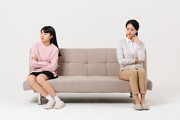 포토 JPG 스튜디오촬영 전신 학생 응시 여자 중학생 청소년 실내 앉기 성인 두명 앞모습 10대 캐주얼 30대 소파 팔짱 십대라이프스타일 한국인 여중생 사춘기 여자만 국내포토 라이프스타일 시선 옷 뷰포인트 의자 모션 사람 동양인 내부 장년 파일형식