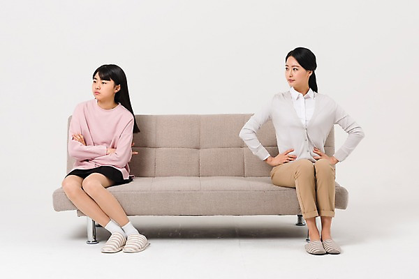 포토 JPG 스튜디오촬영 전신 학생 응시 여자 허리손 중학생 청소년 실내 앉기 성인 두명 앞모습 10대 캐주얼 30대 소파 팔짱 십대라이프스타일 한국인 여중생 사춘기 여자만 국내포토 라이프스타일 시선 옷 뷰포인트 포즈 의자 모션 사람 동양인 내부 장년 파일형식