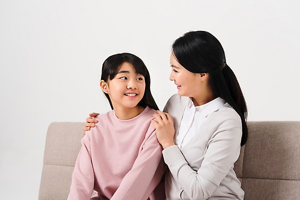 포토 JPG 스튜디오촬영 학생 응시 여자 중학생 청소년 실내 웃음 앉기 상반신 성인 두명 앞모습 10대 캐주얼 30대 소파 마주보기 십대라이프스타일 한국인 여중생 여자만 어깨에손 국내포토 라이프스타일 시선 옷 뷰포인트 의자 모션 표정 사람 동양인 내부 장년 파일형식