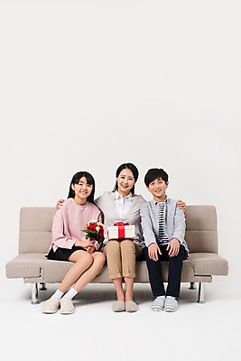 포토 JPG 스튜디오촬영 전신 학생 여학생 여자 남자 딸 아들 남학생 꽃다발 가족 중학생 청소년 엄마 실내 웃음 들기 앉기 성인 앞모습 10대 캐주얼 세명 30대 소파 십대라이프스타일 한국인 어버이날 카네이션 여중생 어깨에손 남중생 국내포토 라이프스타일 옷 기념일 꽃 뷰포인트 의자 관계 모션 표정 사람 동양인 내부 장년 파일형식
