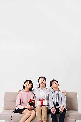 포토 JPG 스튜디오촬영 학생 응시 여학생 여자 남자 딸 아들 남학생 꽃다발 가족 중학생 청소년 엄마 실내 선물 웃음 앉기 상반신 성인 앞모습 10대 캐주얼 세명 30대 소파 십대라이프스타일 한국인 어버이날 카네이션 여중생 어깨에손 남중생 국내포토 라이프스타일 시선 옷 기념일 꽃 뷰포인트 의자 관계 모션 표정 사람 동양인 내부 장년 파일형식