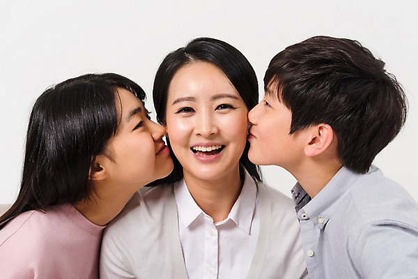 포토 JPG 스튜디오촬영 학생 응시 여학생 여자 남자 딸 아들 남학생 가족 중학생 청소년 엄마 키스 실내 서기 웃음 상반신 성인 앞모습 옆모습 10대 캐주얼 세명 30대 십대라이프스타일 한국인 볼 여중생 남중생 국내포토 라이프스타일 시선 옷 뷰포인트 관계 모션 표정 사람 동양인 내부 신체부위 장년 애정표현 파일형식