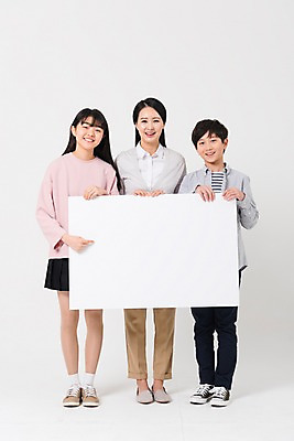 포토 JPG 스튜디오촬영 전신 학생 여학생 여자 남자 남학생 중학생 청소년 사각프레임 실내 서기 웃음 들기 성인 앞모습 10대 캐주얼 세명 30대 십대라이프스타일 한국인 가리킴 여중생 남중생 국내포토 라이프스타일 옷 뷰포인트 모션 프레임 표정 사람 동양인 손짓 내부 장년 사각형 파일형식