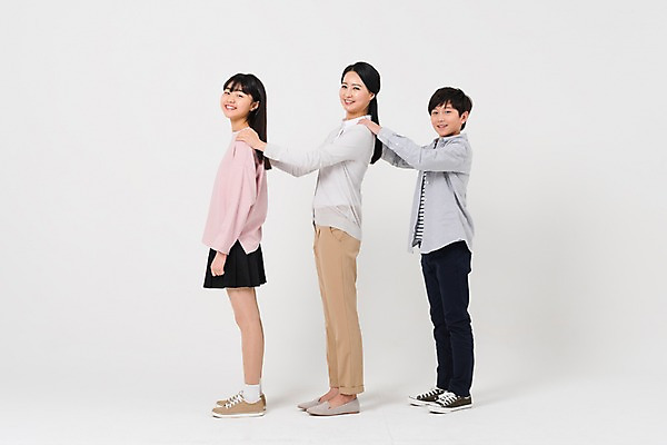 포토 JPG 스튜디오촬영 전신 학생 여학생 여자 남자 남학생 중학생 청소년 실내 서기 웃음 성인 옆모습 10대 캐주얼 세명 30대 십대라이프스타일 한국인 여중생 기차놀이 어깨에손 남중생 국내포토 라이프스타일 옷 뷰포인트 모션 놀이 표정 사람 동양인 내부 장년 파일형식