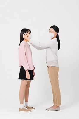 포토 JPG 스튜디오촬영 전신 학생 응시 여자 교육 중학생 청소년 실내 마스크 서기 성인 두명 옆모습 10대 캐주얼 30대 십대라이프스타일 한국인 여중생 에듀 에듀케이션 여자만 미세먼지 스쿨팩 국내포토 라이프스타일 시선 옷 뷰포인트 모션 사람 동양인 내부 장년 먼지 파일형식