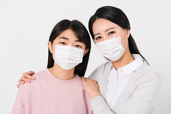 포토 JPG 스튜디오촬영 학생 여자 교육 중학생 청소년 실내 마스크 서기 상반신 성인 두명 앞모습 10대 캐주얼 30대 십대라이프스타일 한국인 여중생 에듀 에듀케이션 여자만 어깨에손 미세먼지 스쿨팩 국내포토 라이프스타일 옷 뷰포인트 모션 사람 동양인 내부 장년 먼지 파일형식