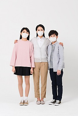 포토 JPG 스튜디오촬영 전신 학생 여학생 여자 교육 남자 남학생 중학생 청소년 실내 마스크 서기 성인 앞모습 10대 캐주얼 세명 30대 십대라이프스타일 한국인 여중생 에듀 에듀케이션 어깨에손 미세먼지 스쿨팩 남중생 국내포토 라이프스타일 옷 뷰포인트 모션 사람 동양인 내부 장년 먼지 파일형식