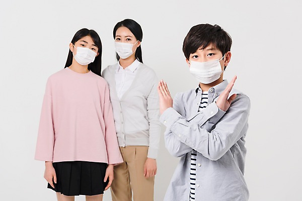 포토 JPG 스튜디오촬영 학생 여학생 여자 교육 남자 남학생 중학생 청소년 실내 마스크 서기 상반신 성인 앞모습 10대 캐주얼 세명 30대 십대라이프스타일 한국인 금지 X 아니오 여중생 에듀 에듀케이션 미세먼지 스쿨팩 남중생 국내포토 라이프스타일 알파벳 옷 뷰포인트 모션 사람 동양인 내부 장년 먼지 파일형식