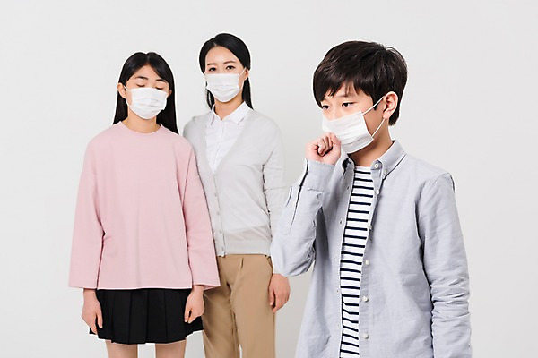 포토 JPG 스튜디오촬영 학생 응시 여학생 여자 교육 남자 남학생 중학생 청소년 실내 마스크 서기 상반신 성인 앞모습 10대 캐주얼 세명 30대 십대라이프스타일 한국인 여중생 에듀 에듀케이션 미세먼지 스쿨팩 남중생 국내포토 라이프스타일 시선 옷 뷰포인트 모션 사람 동양인 내부 장년 먼지 파일형식