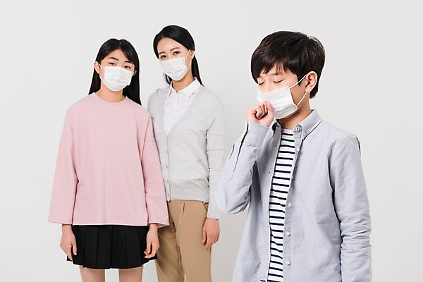 포토 JPG 스튜디오촬영 학생 여학생 여자 교육 남자 남학생 중학생 청소년 실내 마스크 서기 상반신 성인 앞모습 옆모습 10대 캐주얼 세명 30대 눈감음 십대라이프스타일 한국인 여중생 에듀 에듀케이션 미세먼지 스쿨팩 남중생 국내포토 라이프스타일 옷 뷰포인트 모션 사람 동양인 내부 장년 먼지 파일형식