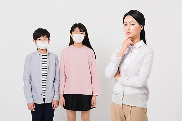 포토 JPG 스튜디오촬영 학생 여학생 여자 교육 남자 남학생 중학생 청소년 실내 마스크 서기 상반신 성인 앞모습 옆모습 10대 캐주얼 세명 30대 십대라이프스타일 한국인 여중생 에듀 에듀케이션 미세먼지 스쿨팩 남중생 국내포토 라이프스타일 옷 뷰포인트 모션 사람 동양인 내부 장년 먼지 파일형식