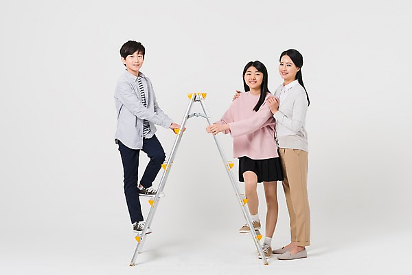 포토 JPG 스튜디오촬영 전신 학생 여학생 여자 남자 남학생 사다리 중학생 청소년 실내 서기 성인 옆모습 10대 캐주얼 세명 30대 십대라이프스타일 한국인 여중생 오르기 어깨에손 남중생 국내포토 라이프스타일 옷 뷰포인트 모션 사람 동양인 내부 장년 도구 파일형식