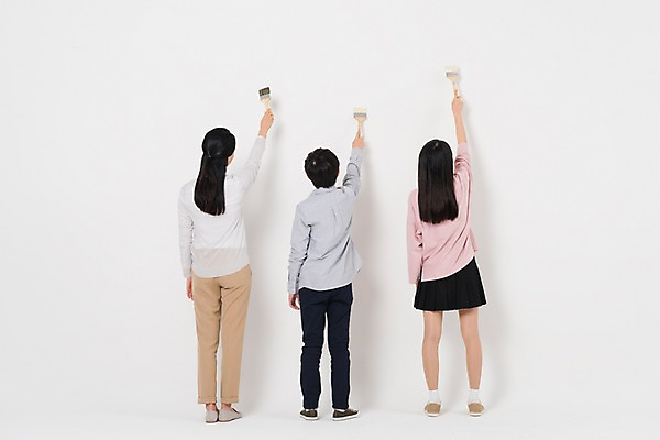 포토 JPG 스튜디오촬영 전신 학생 여학생 여자 남자 남학생 중학생 청소년 실내 서기 들기 성인 뒷모습 10대 캐주얼 세명 30대 십대라이프스타일 한국인 붓 여중생 남중생 국내포토 라이프스타일 옷 뷰포인트 모션 사람 동양인 내부 장년 파일형식