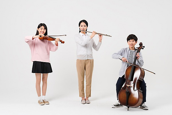 포토 JPG 스튜디오촬영 전신 학생 여학생 여자 남자 악기 남학생 연주 학교 중학생 청소년 현악기 실내 서기 웃음 들기 앉기 성인 앞모습 10대 캐주얼 세명 30대 십대라이프스타일 교사 한국인 플루트 바이올린 여중생 음악교육 콘트라베이스 남중생 국내포토 직업 라이프스타일 옷 교육 음악 뷰포인트 모션 표정 관악기 사람 동양인 내부 장년 파일형식