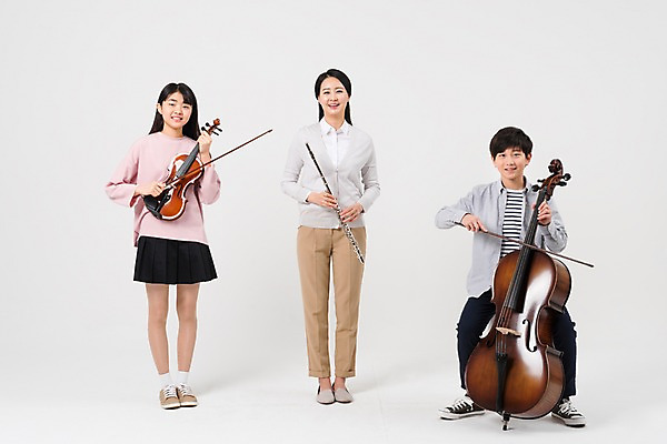 포토 JPG 스튜디오촬영 전신 학생 여학생 여자 남자 악기 남학생 연주 학교 중학생 청소년 실내 서기 웃음 들기 앉기 성인 앞모습 10대 캐주얼 세명 30대 십대라이프스타일 교사 한국인 플루트 바이올린 여중생 음악교육 콘트라베이스 남중생 국내포토 직업 라이프스타일 옷 교육 음악 뷰포인트 모션 현악기 표정 관악기 사람 동양인 내부 장년 파일형식