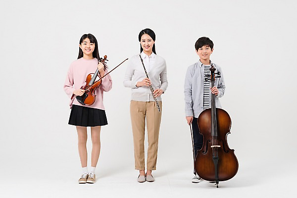 포토 JPG 스튜디오촬영 전신 학생 여학생 여자 남자 악기 남학생 연주 학교 중학생 청소년 실내 서기 웃음 들기 성인 앞모습 10대 캐주얼 세명 30대 십대라이프스타일 교사 한국인 플루트 바이올린 여중생 음악교육 콘트라베이스 남중생 국내포토 직업 라이프스타일 옷 교육 음악 뷰포인트 모션 현악기 표정 관악기 사람 동양인 내부 장년 파일형식